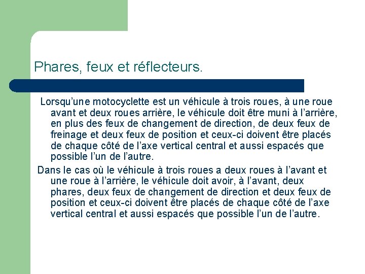 Phares, feux et réflecteurs. Lorsqu’une motocyclette est un véhicule à trois roues, à une