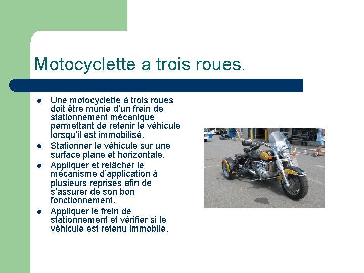 Motocyclette a trois roues. l l Une motocyclette à trois roues doit être munie
