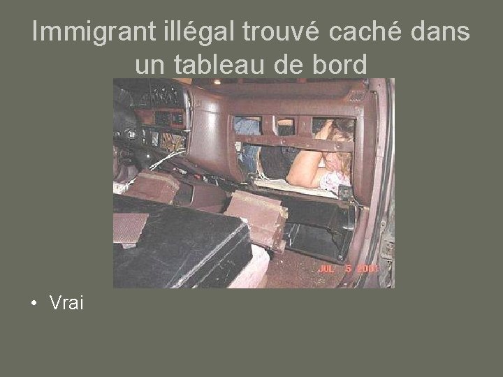 Immigrant illégal trouvé caché dans un tableau de bord • Vrai 