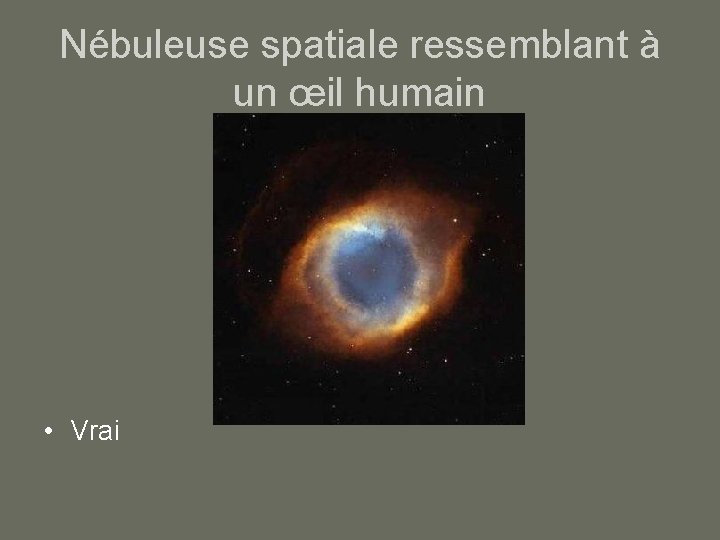 Nébuleuse spatiale ressemblant à un œil humain • Vrai 