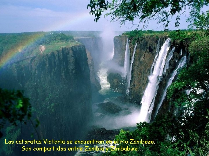 Las cataratas Victoria se encuentran en el río Zambeze. Son compartidas entre Zambia y