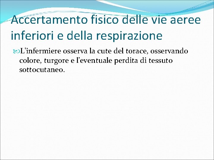 Accertamento fisico delle vie aeree inferiori e della respirazione L'infermiere osserva la cute del