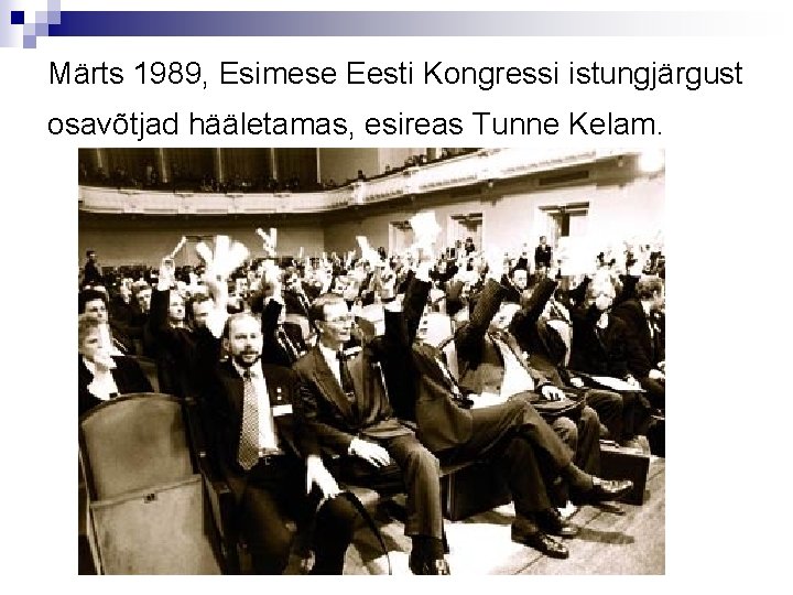 Märts 1989, Esimese Eesti Kongressi istungjärgust osavõtjad hääletamas, esireas Tunne Kelam. 