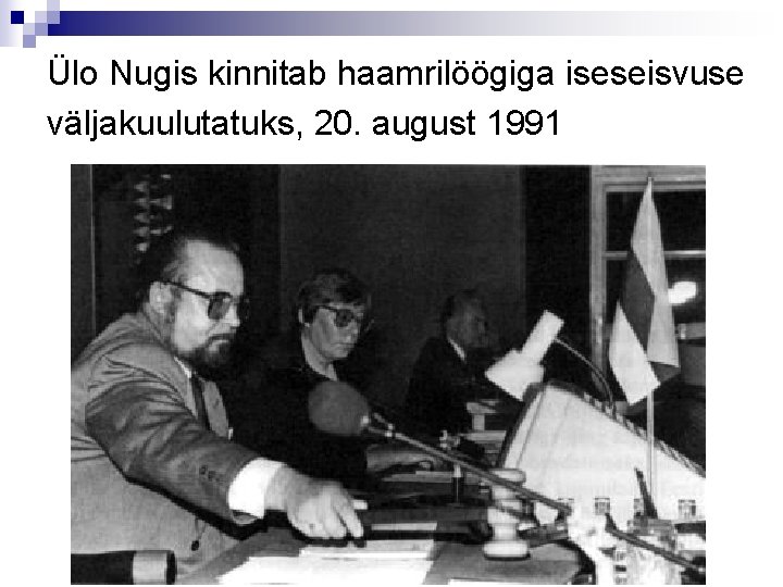 Ülo Nugis kinnitab haamrilöögiga iseseisvuse väljakuulutatuks, 20. august 1991 