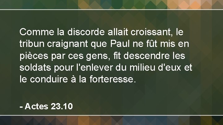 Comme la discorde allait croissant, le tribun craignant que Paul ne fût mis en