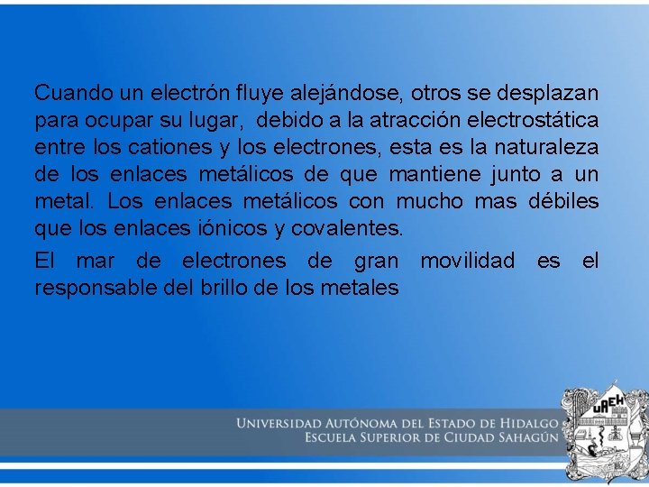 Cuando un electrón fluye alejándose, otros se desplazan para ocupar su lugar, debido a