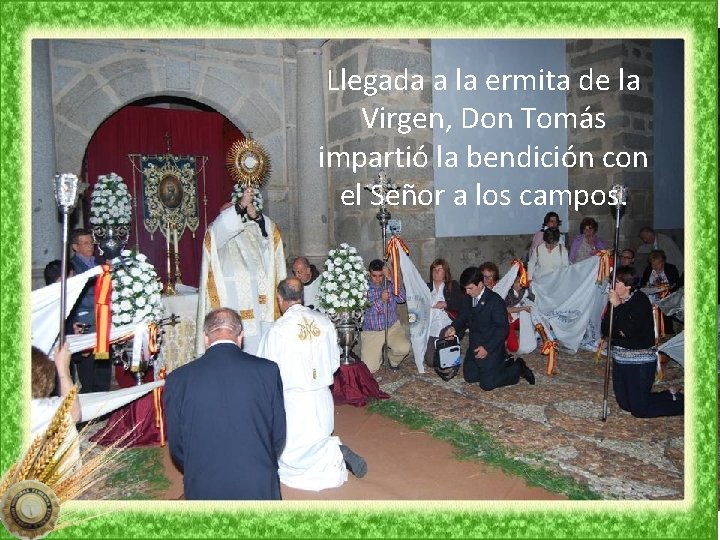 Llegada a la ermita de la Virgen, Don Tomás impartió la bendición con el