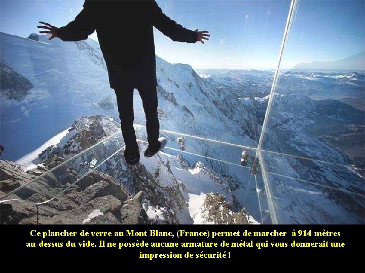 Ce plancher de verre au Mont Blanc, (France) permet de marcher à 914 mètres