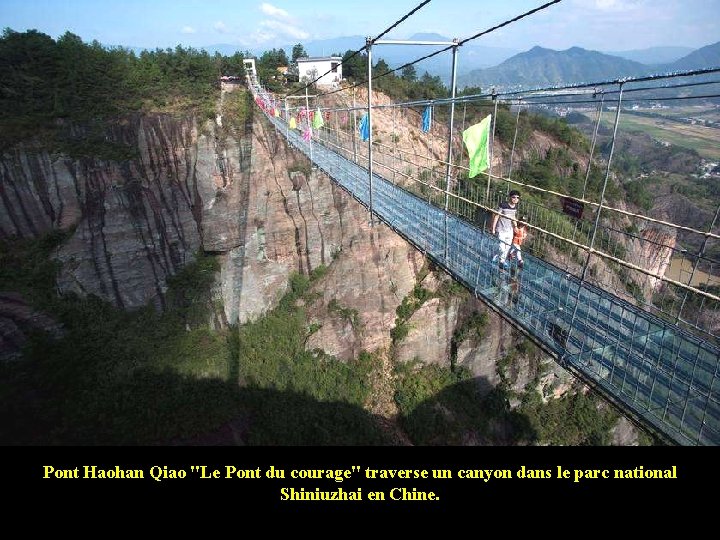Pont Haohan Qiao "Le Pont du courage" traverse un canyon dans le parc national