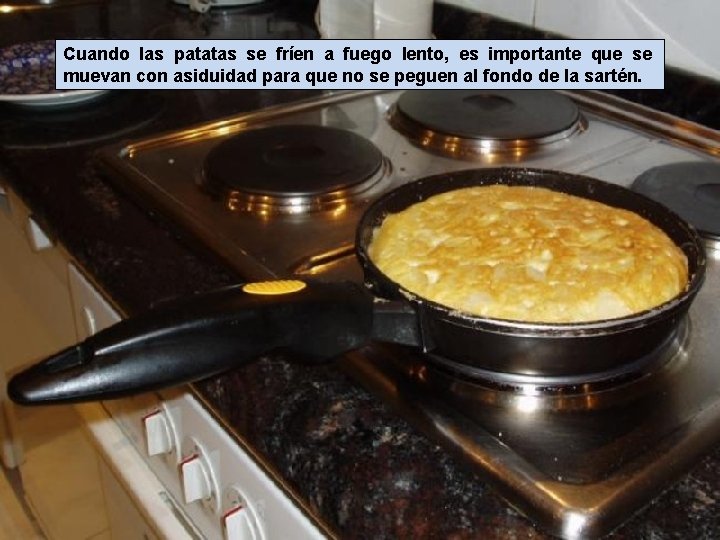 Cuando las patatas se fríen a fuego lento, es importante que se muevan con