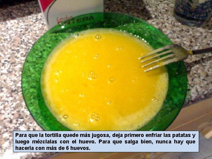 Para que la tortilla quede más jugosa, deja primero enfriar las patatas y luego