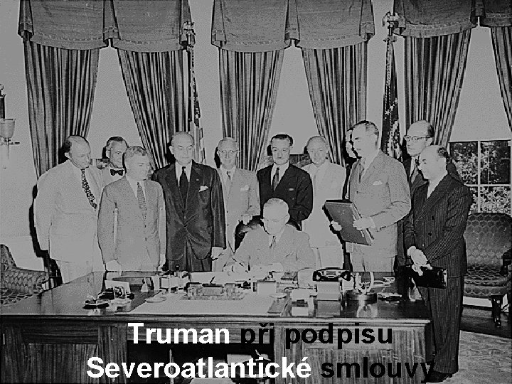 Truman při podpisu Severoatlantické smlouvy 