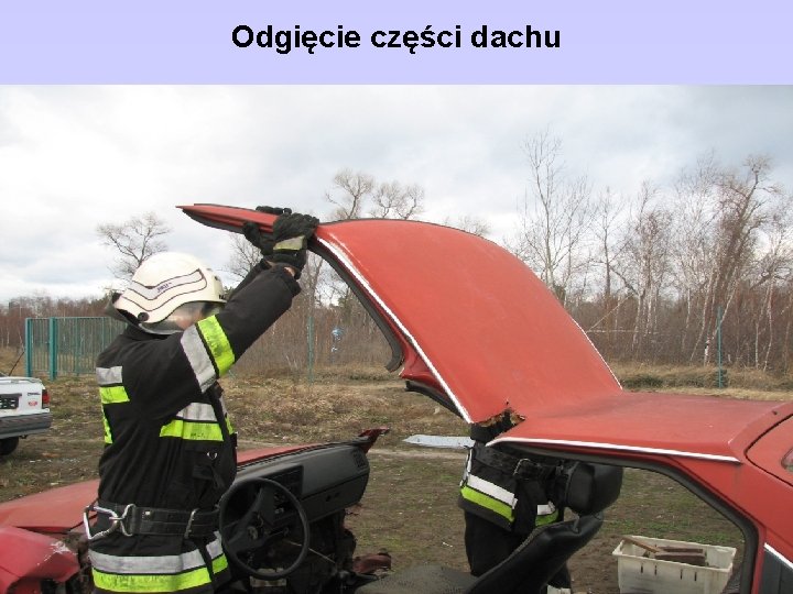 Odgięcie części dachu 