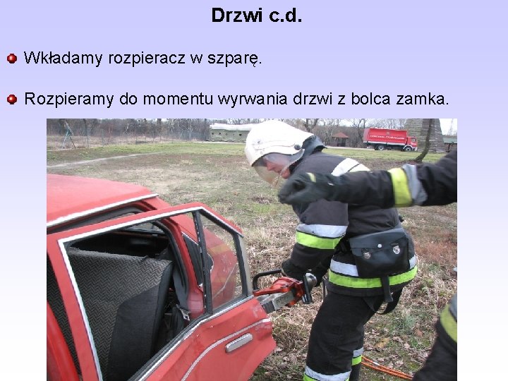 Drzwi c. d. Wkładamy rozpieracz w szparę. Rozpieramy do momentu wyrwania drzwi z bolca