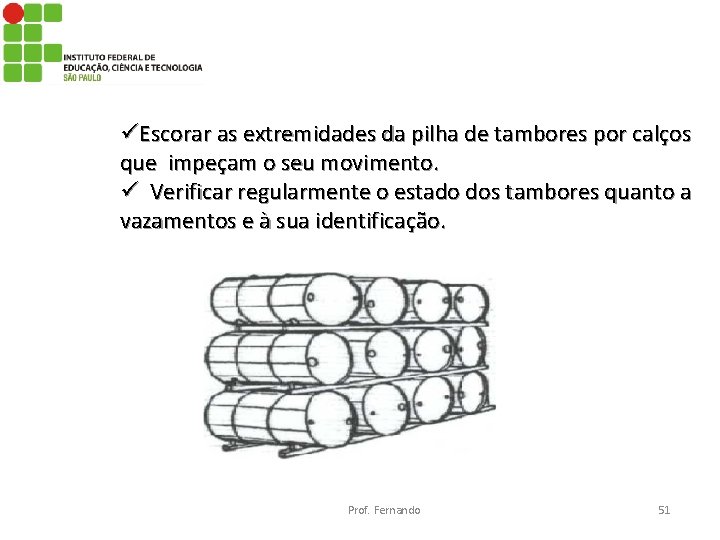  üEscorar as extremidades da pilha de tambores por calços que impeçam o seu