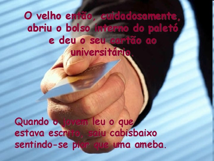 O velho então, cuidadosamente, abriu o bolso interno do paletó e deu o seu O velho então, cuidadosamente, abriu o bolso interno do paletó e deu o seu