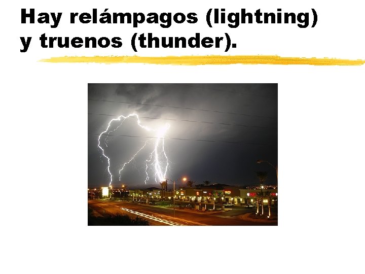 Hay relámpagos (lightning) y truenos (thunder). 