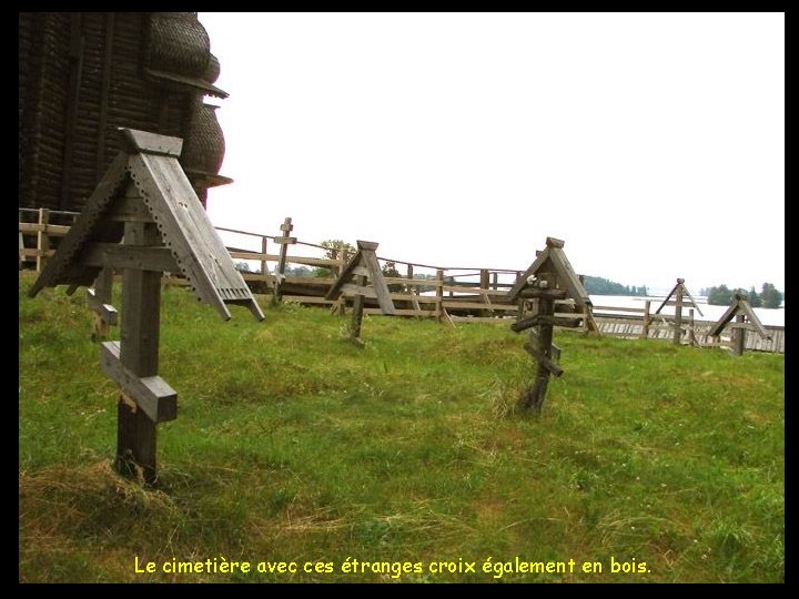 Le cimetière avec ces étranges croix également en bois. 