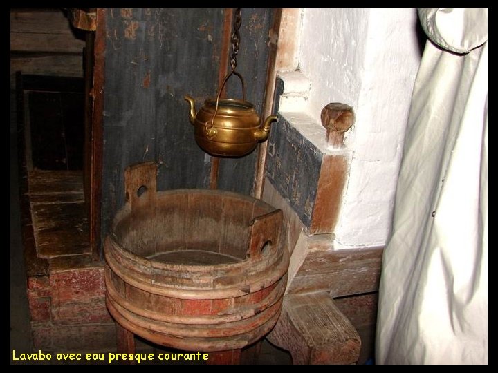 Lavabo avec eau presque courante 