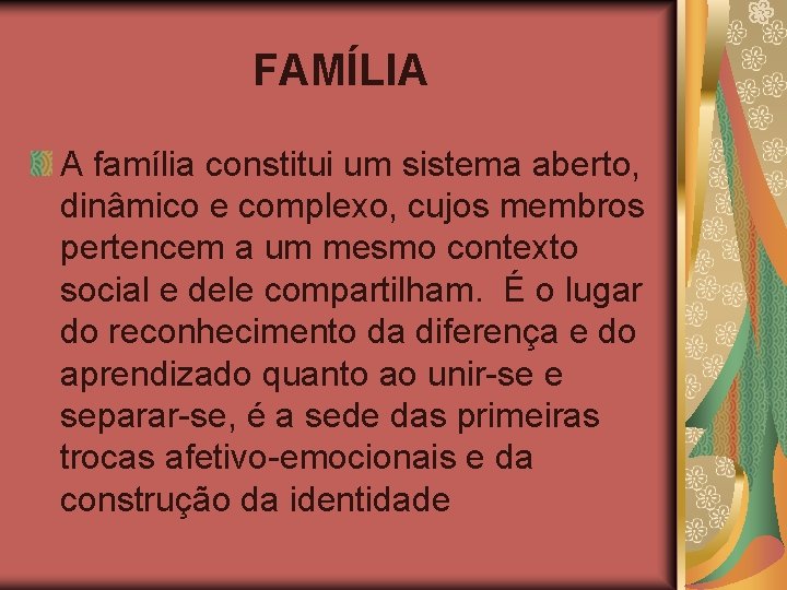 FAMÍLIA A família constitui um sistema aberto, dinâmico e complexo, cujos membros pertencem a