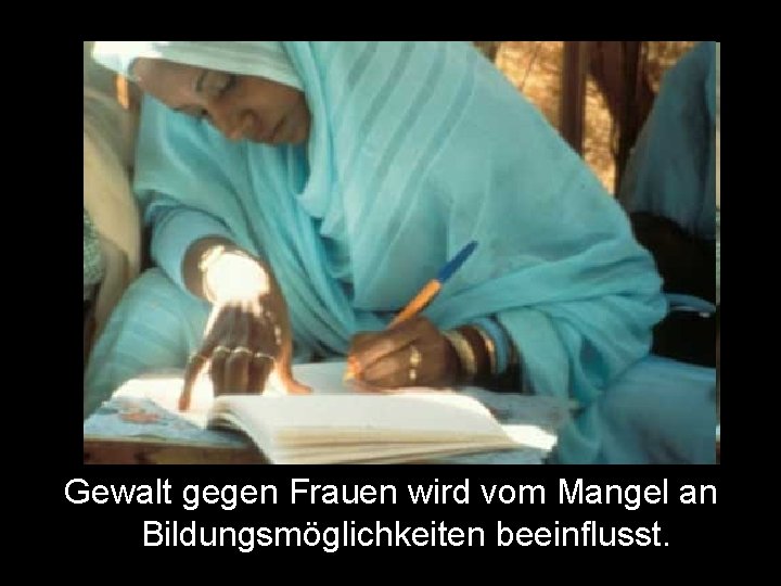 Gewalt gegen Frauen wird vom Mangel an Bildungsmöglichkeiten beeinflusst. 