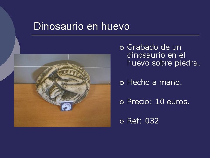 Dinosaurio en huevo ¡ Grabado de un dinosaurio en el huevo sobre piedra. ¡