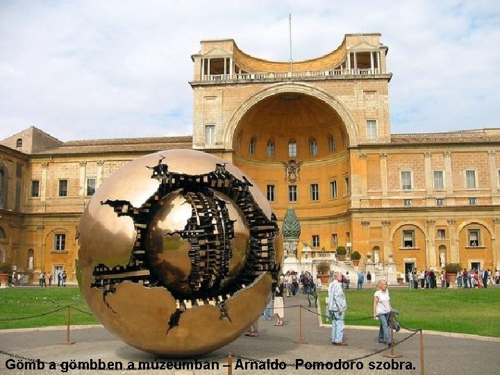 Gömb a gömbben a múzeumban – Arnaldo Pomodoro szobra. 