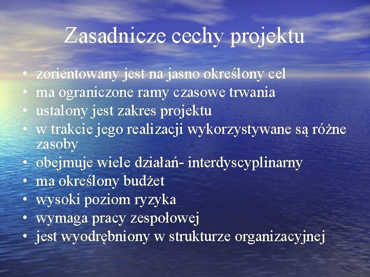 Zasadnicze cechy projektu • • • zorientowany jest na jasno określony cel ma ograniczone