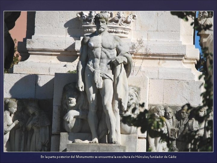 En la parte posterior del Monumento se encuentra la escultura de Hércules, fundador de