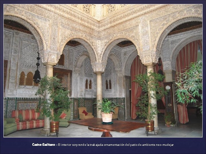 Casino Gaditano – El interior sorprende la trabajada ornamentación del patio de ambiente neo-mudejar