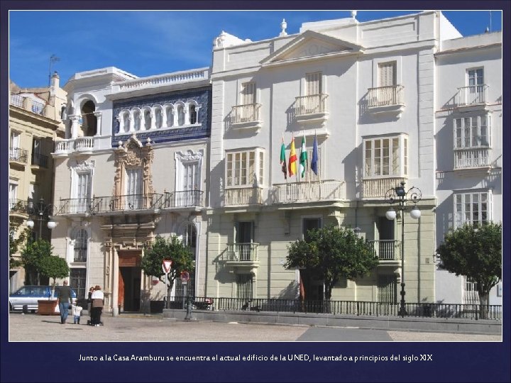 Junto a la Casa Aramburu se encuentra el actual edificio de la UNED, levantado