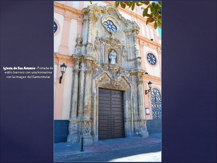 Iglesia de San Antonio -Portada de estilo barroco con una hornacina con la imagen