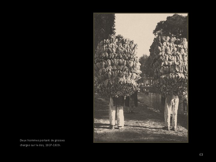 Deux hommes portant de grosses charges sur le dos, 1927 -1929. 63 