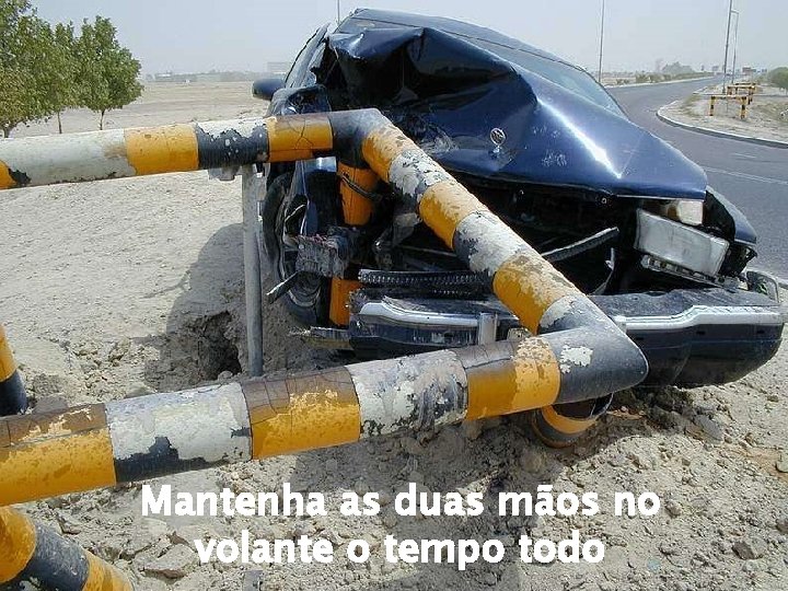 Mantenha as duas mãos no volante o tempo todo 