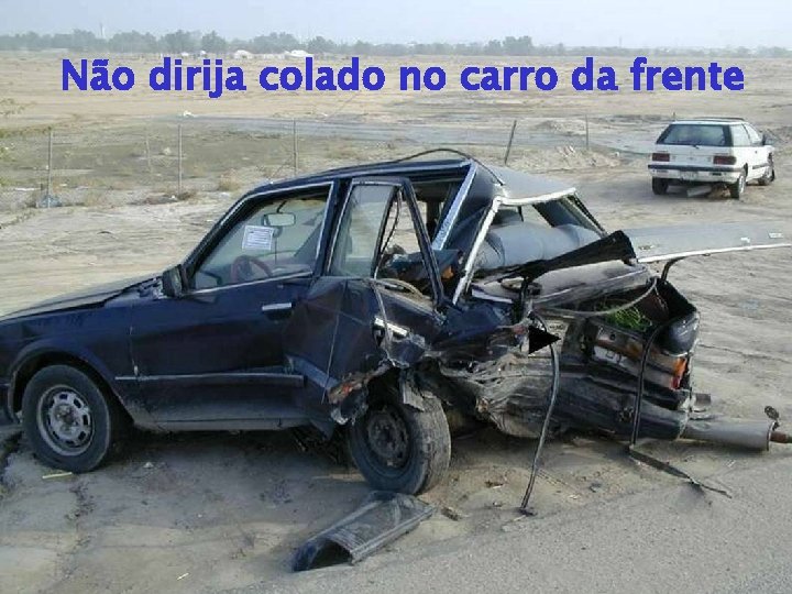 Não dirija colado no carro da frente 