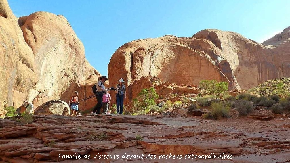 Famille de visiteurs devant des rochers extraordinaires 