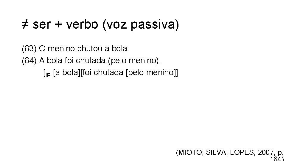 ≠ ser + verbo (voz passiva) (83) O menino chutou a bola. (84) A