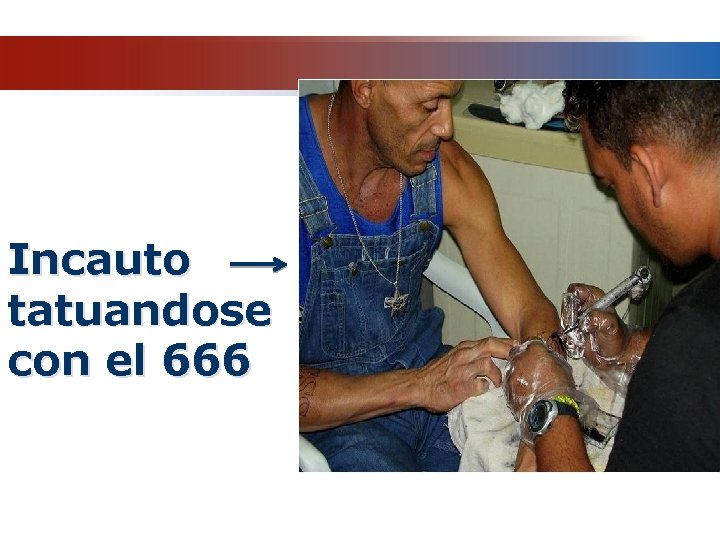 Incauto tatuandose con el 666 