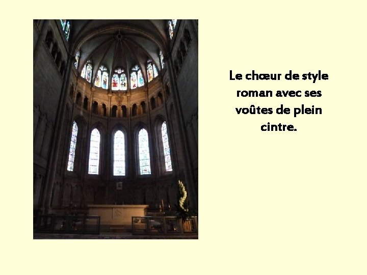 Le chœur de style roman avec ses voûtes de plein cintre. Le chœur de style roman avec ses voûtes de plein cintre.