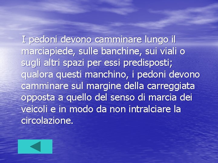 I pedoni devono camminare lungo il marciapiede, sulle banchine, sui viali o sugli altri