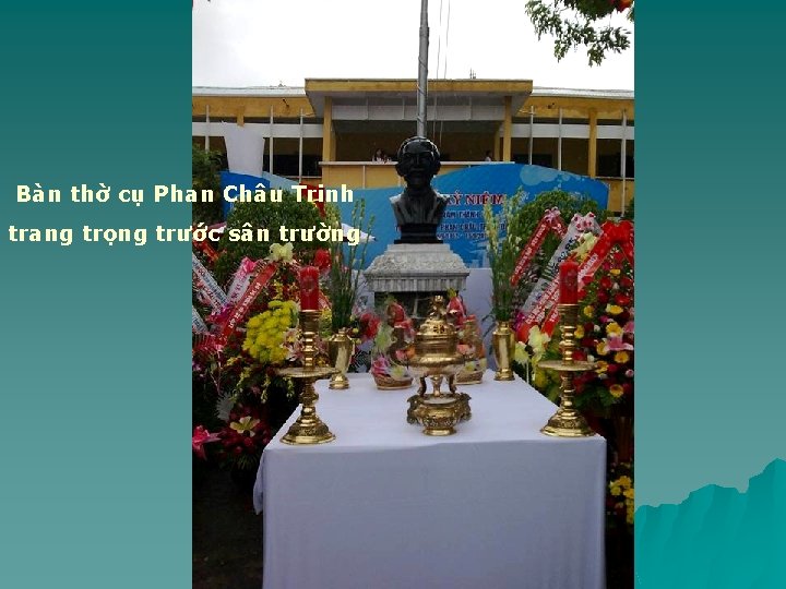 Bàn thờ cụ Phan Châu Trinh trang trọng trước sân trường 