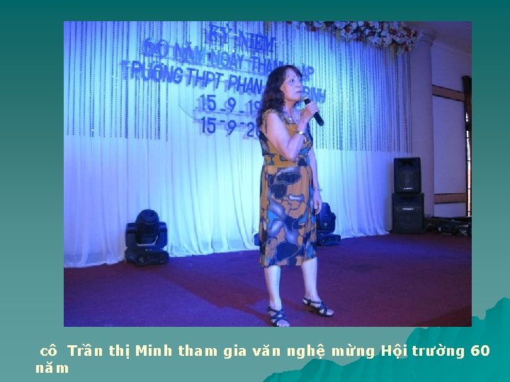 cô Trần thị Minh tham gia văn nghệ mừng Hội trường 60 năm 