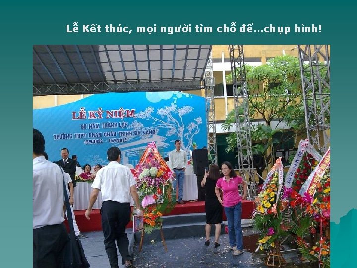 Lễ Kết thúc, mọi người tìm chỗ để…chụp hình! 