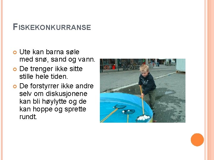 FISKEKONKURRANSE Ute kan barna søle med snø, sand og vann. De trenger ikke sitte