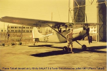 Pierre Tabart devant un L-19 du GALAT 3 à Tunis-Sidi Ahmed en juillet 1961