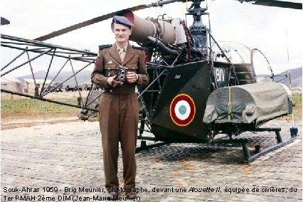 Souk-Ahras 1959 - Brig Meunier, photographe, devant une Alouette II, équipée de civières, du