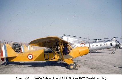 Piper L-18 du GAOA 3 devant un H-21 à Sétif en 1957 (Daniel Jeandel)