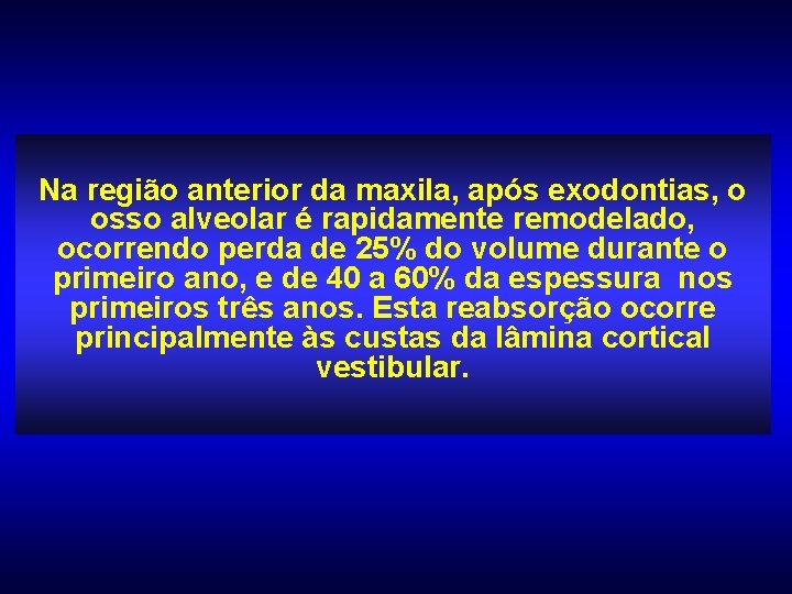 Na região anterior da maxila, após exodontias, o osso alveolar é rapidamente remodelado, ocorrendo