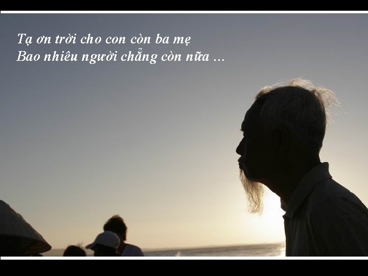 Tạ ơn trời cho con còn ba mẹ Bao nhiêu người chẳng còn nữa
