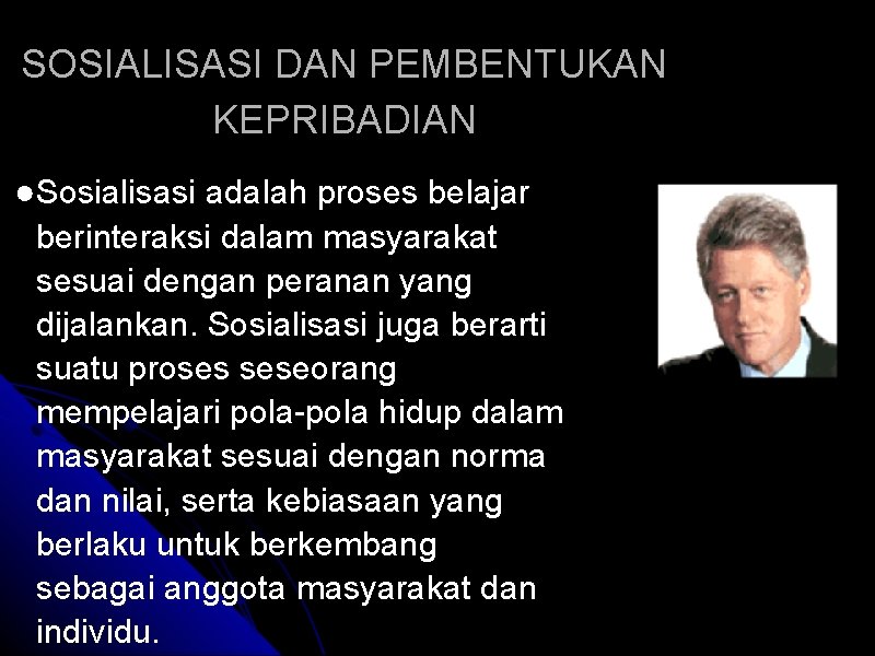 SOSIALISASI DAN PEMBENTUKAN KEPRIBADIAN ●Sosialisasi adalah proses belajar berinteraksi dalam masyarakat sesuai dengan peranan